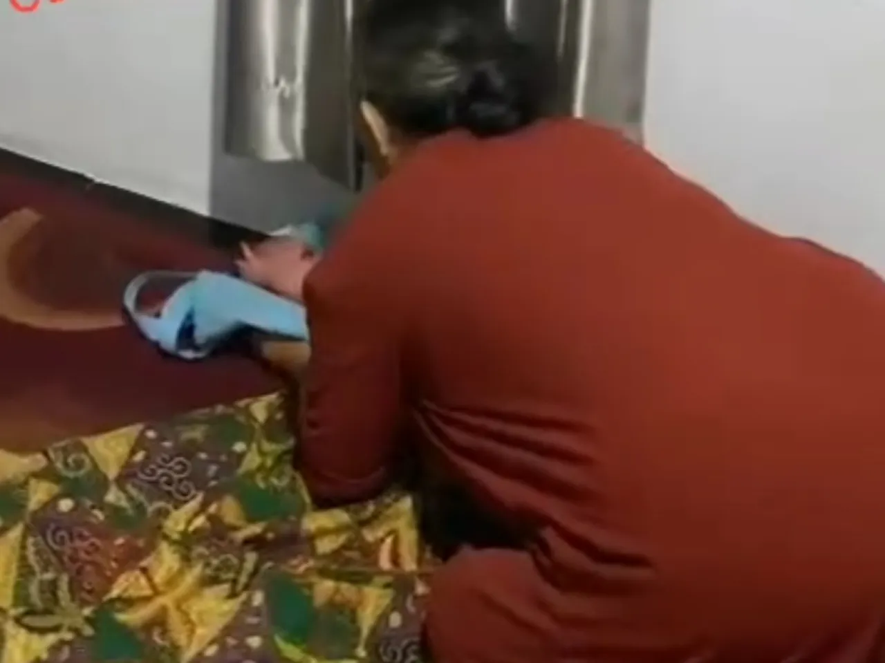 Bayi Cantik Dibuang di Ruang Tamu Rumah Orang Lain