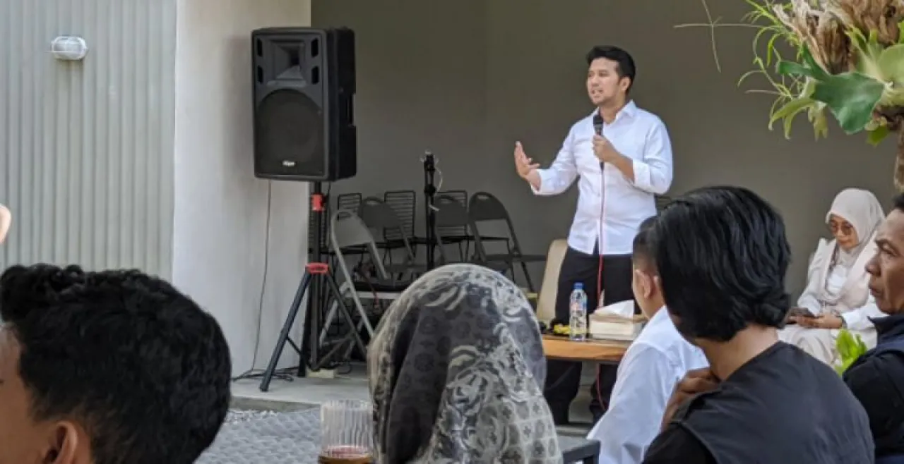 Cawagub Jatim nomor urut 2 Emil EListianto Dardak saat berdialog bersama sejumlah komunitas Gen Z di Ponorogo.