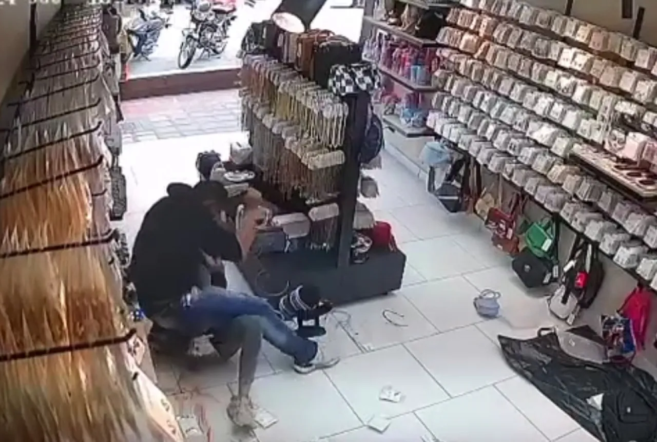 Wanita Cantik Ditikam Mantan Kekasih Berkali-kali di Toko