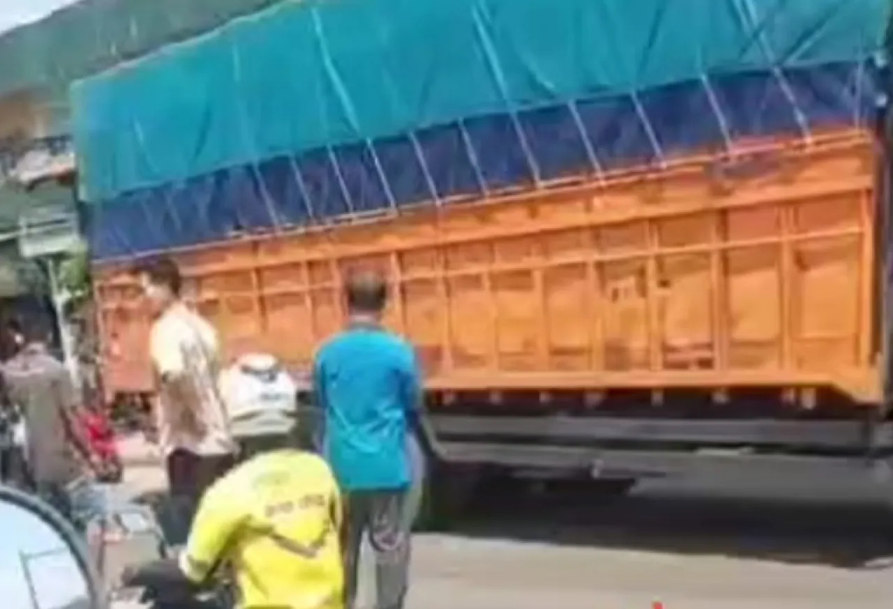 Motor Belok Tiba-Tiba, Bocah 10 Tahun Meninggal Ditabrak Truk