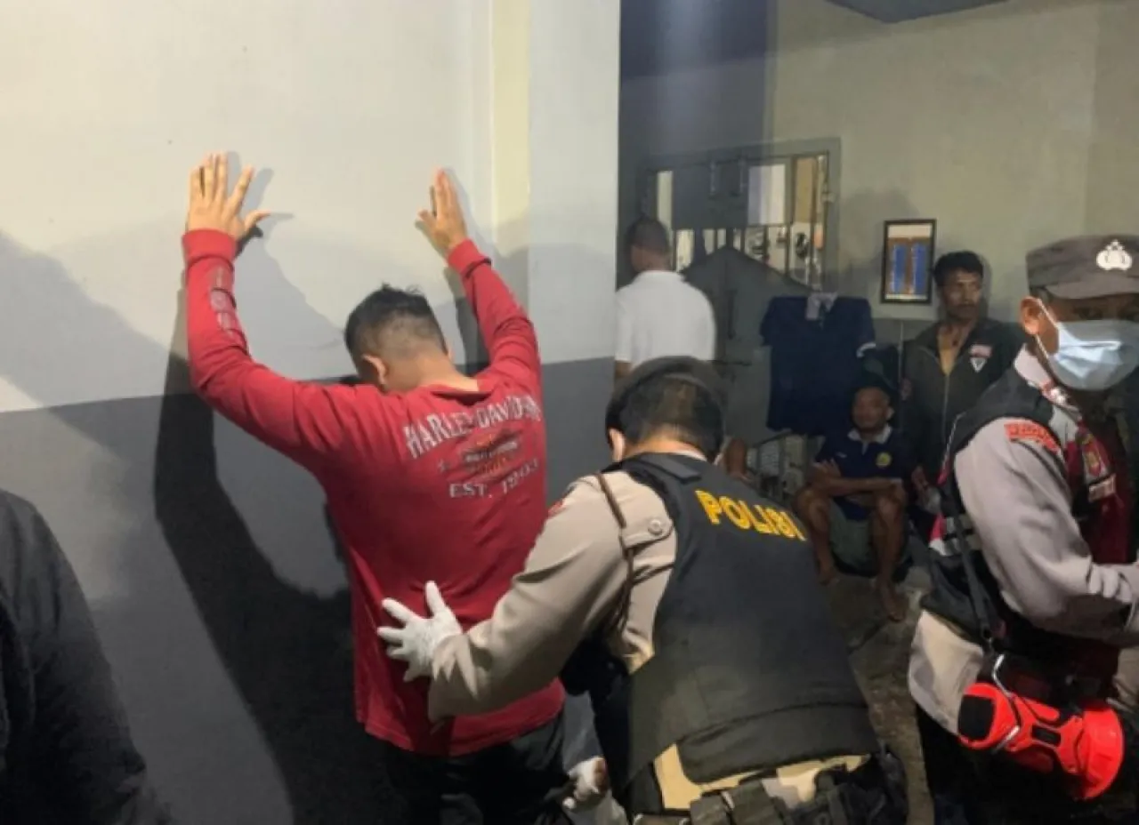 Petugas gabungan TNI, Polri saat merazia Lapas Kelas IIA Bangli. Foto. Ist/Realitaco.