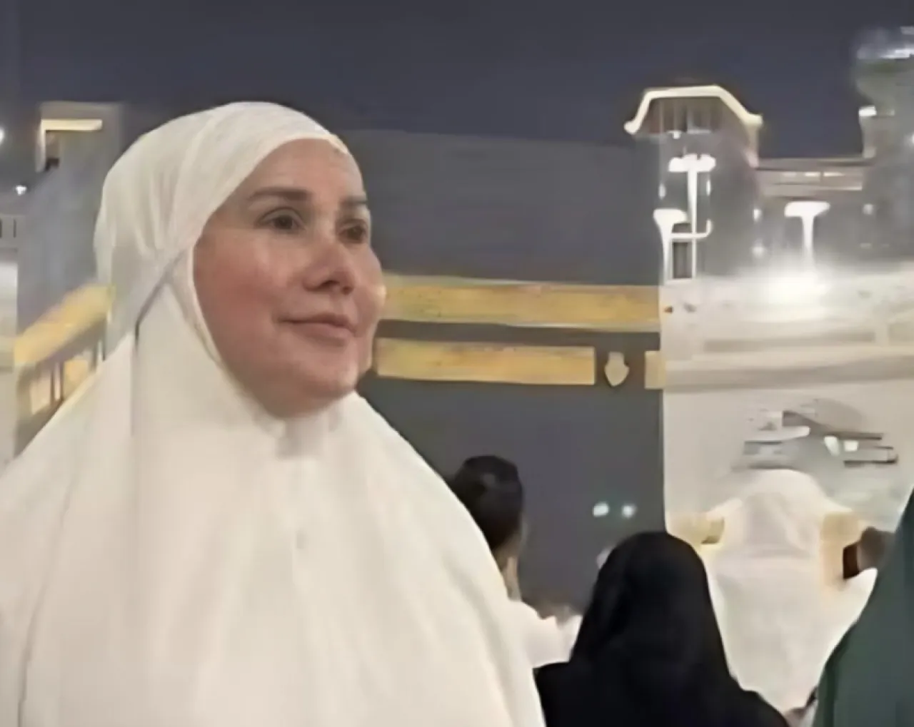 Transgender Isa Zega Umroh dengan Pakai Hijab Syar'i, DPR: Penistaan Agama