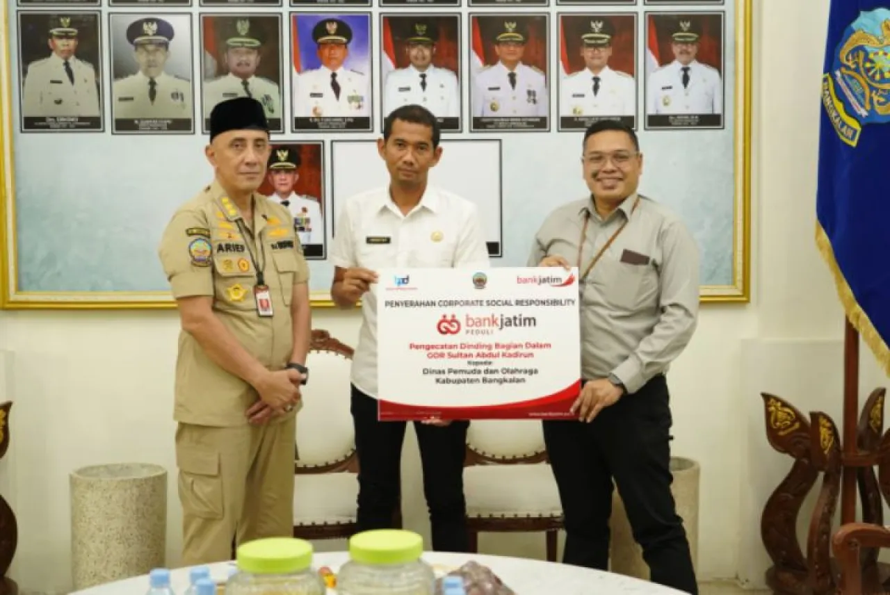 Bank Jatim Serahkan CSR Pengecatan GOR Sultan Abdul Kadirun Bangkalan