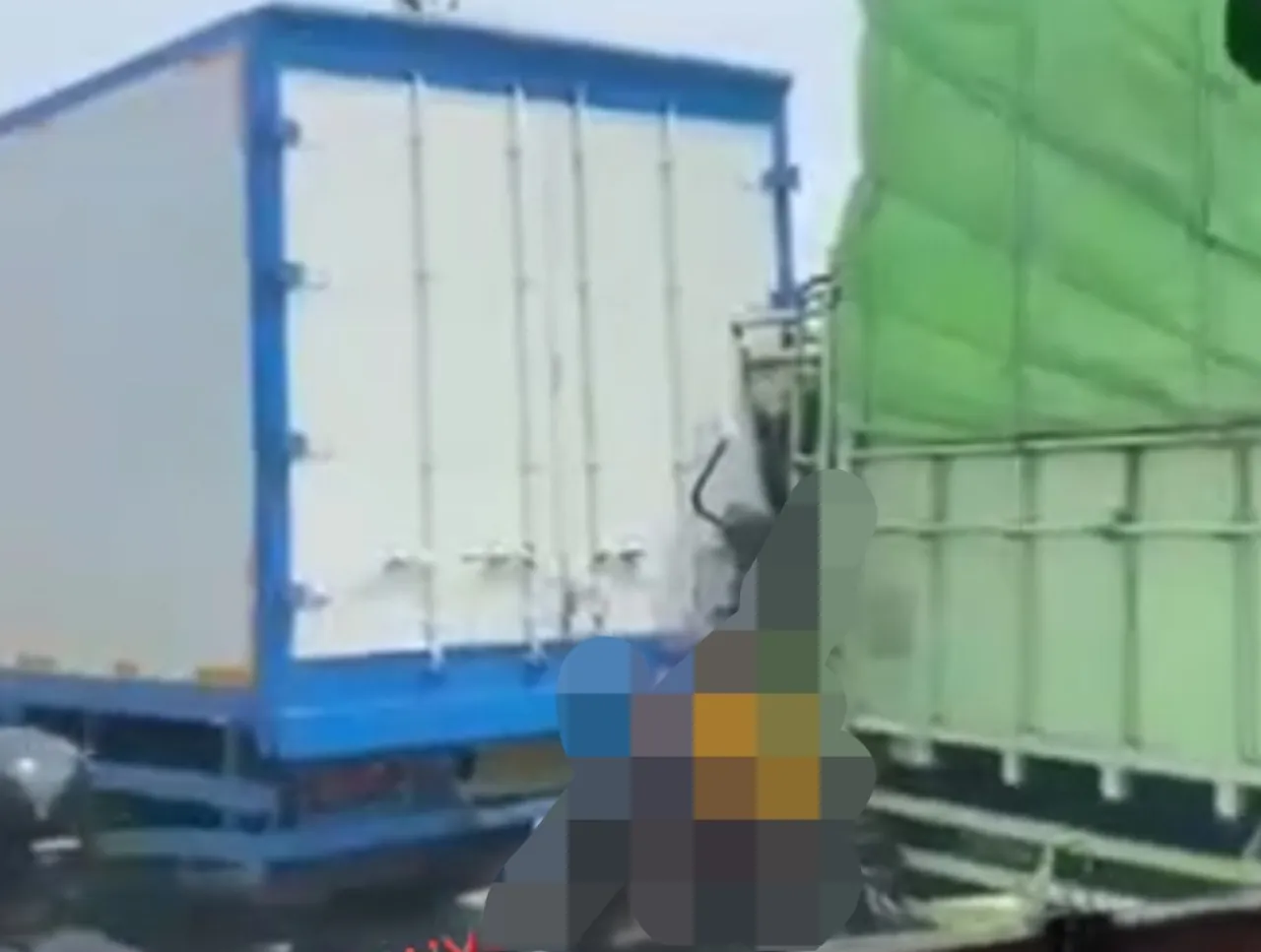Pemotor Asal Batang Tewas Terjepit 2 Truk