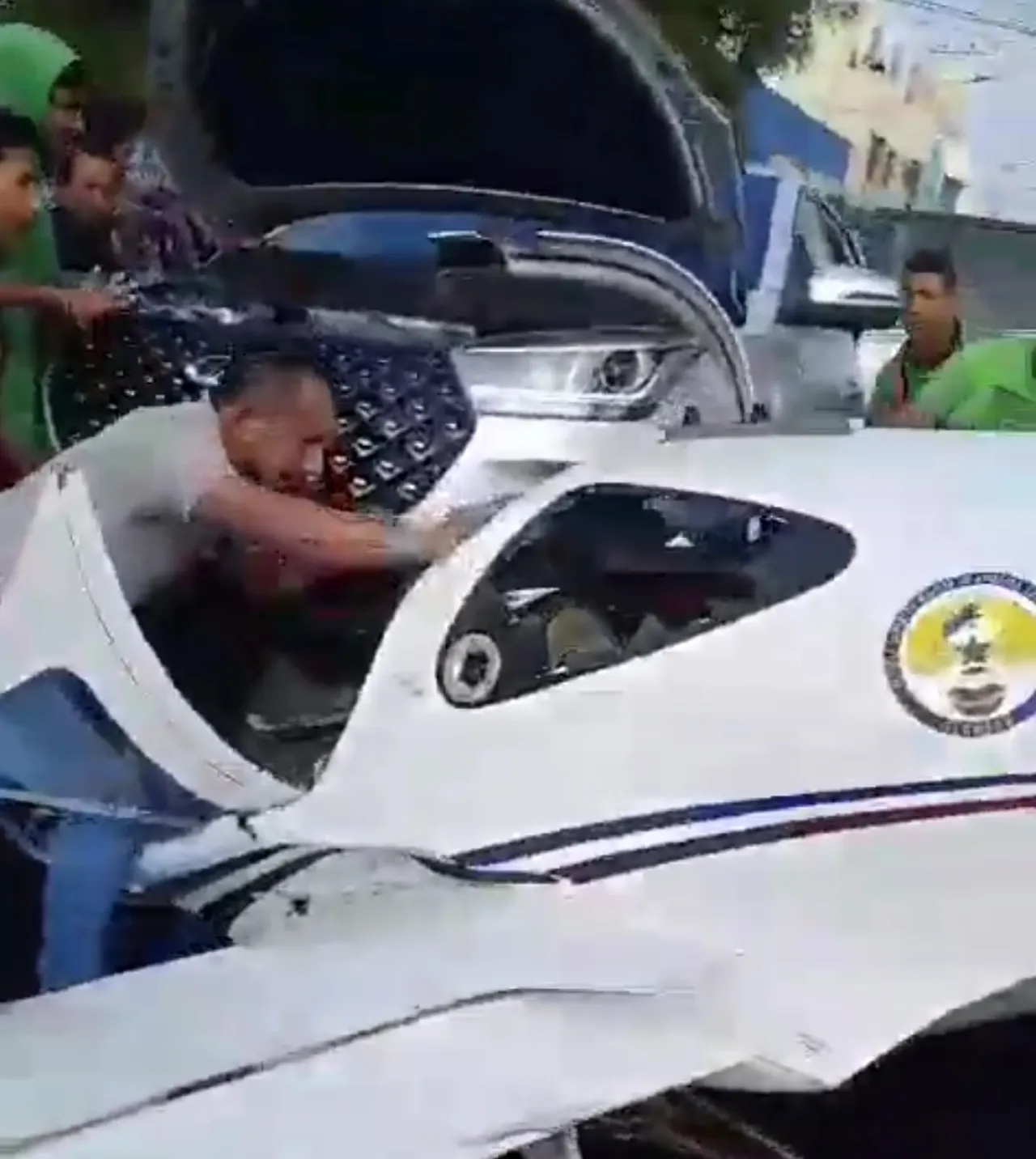 Dua Pesawat Kecil Jatuh Menimpa Mobil, Dua Pilotnya Tewas