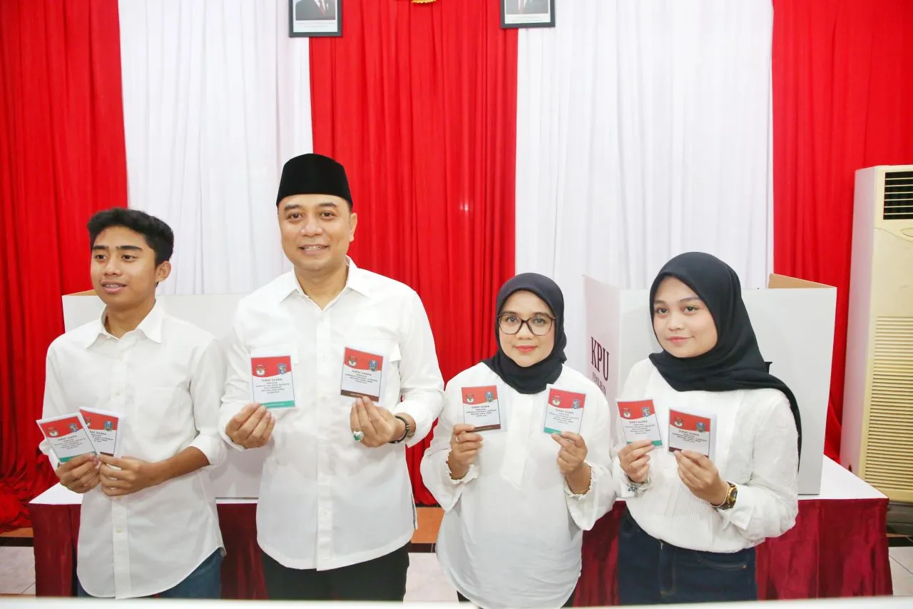 Suarakan Hak Pilih, Wali Kota Eri Cahyadi Nyoblos Bareng Sekeluarga ke TPS 4 Kelurahan Karah