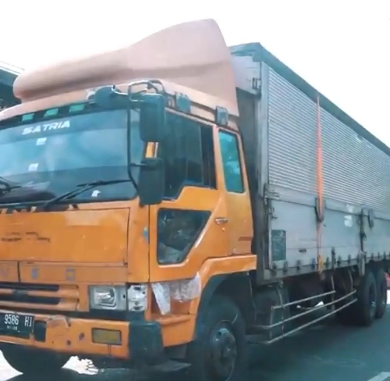 Diduga Rem Blong, Truk Tronton Tabrak 6 Motor dan 1 Mobil di Slipi, Jakarta