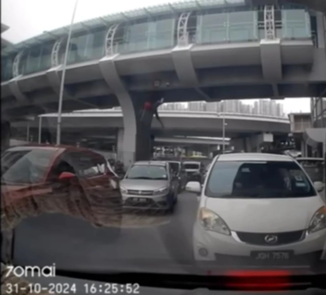 Hindari Petugas Imigrasi, Seorang WNA Terjatuh dari Jembatan
