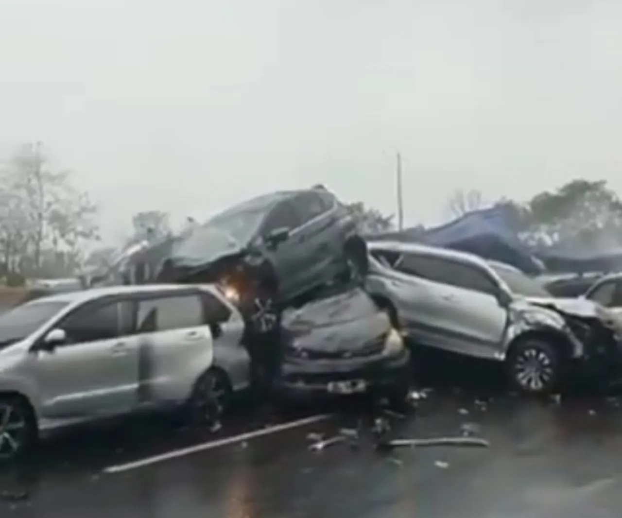 Puluhan Mobil Terlibat Kecelakaan Beruntun di Tol Cipularang KM 92