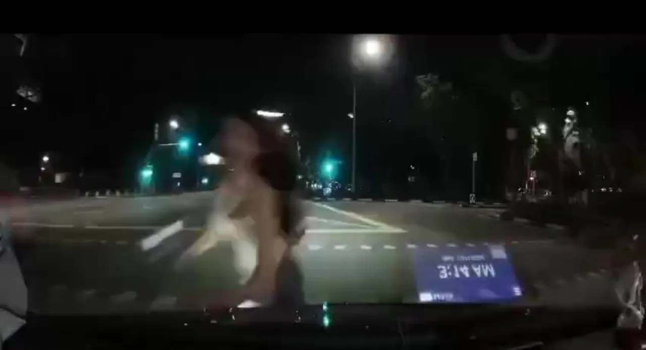 Menyeberang Jalan sambil Mainan HP, Wanita Muda Ditabrak Taksi