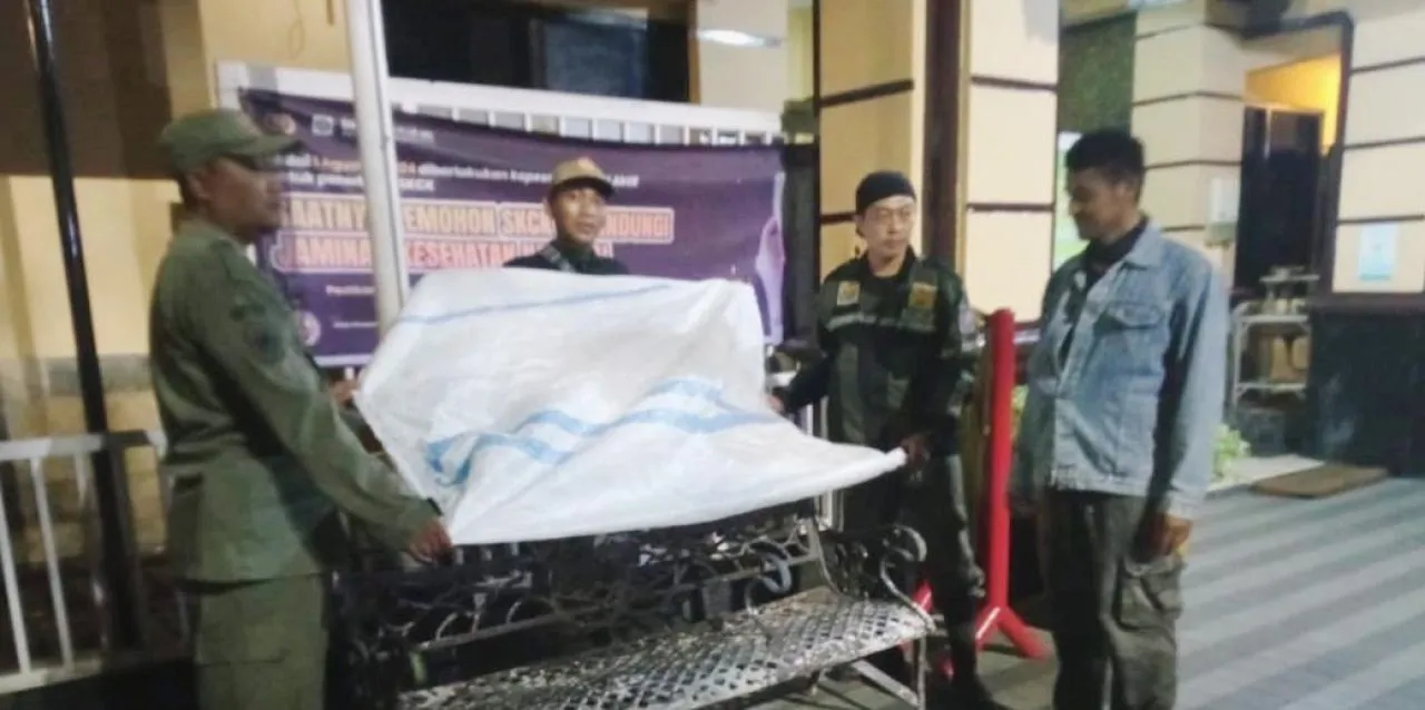 Satpol PP Surabaya Amankan Pencuri Kursi Besi Milik Pemkot, Pelaku dibawa ke Polsek Bubutan