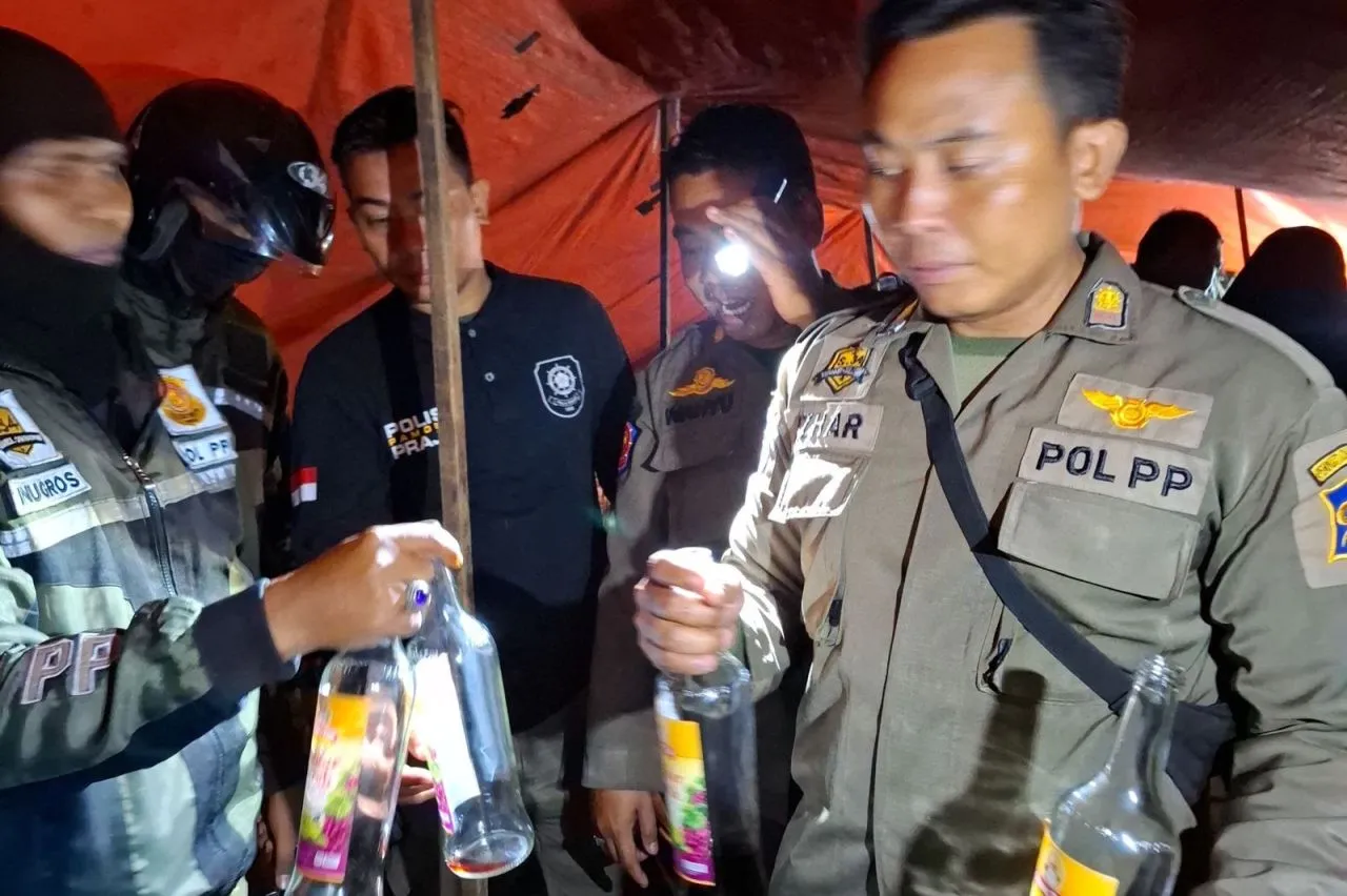 Satpol PP Surabaya Amankan 11 Muda-Mudi Pesta Miras di Bawah Jembatan Suramadu