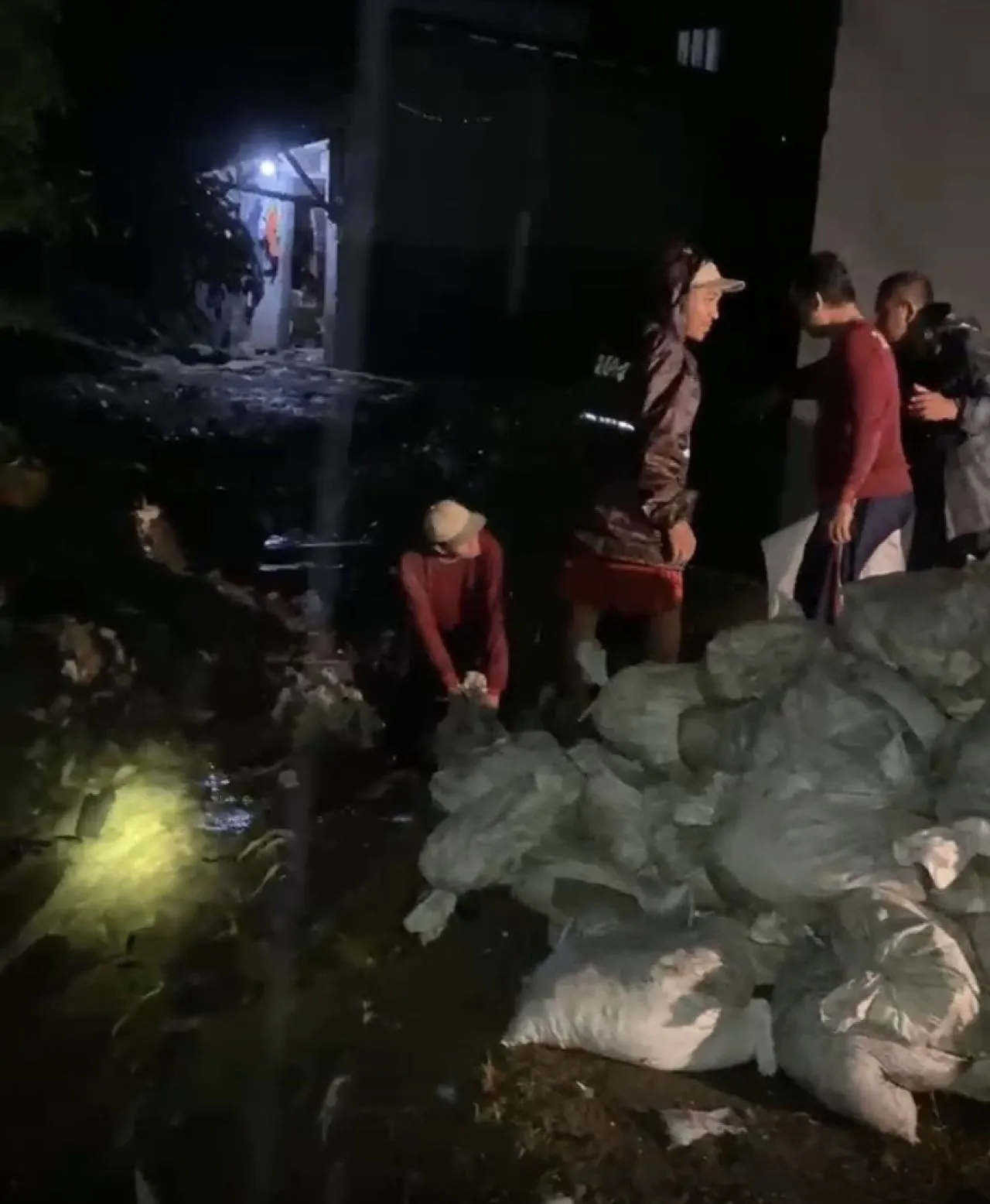 Pemkot Surabaya Gerak Cepat Tangani Plengsengan Bozem Jebol dan Genangan di Beberapa Titik