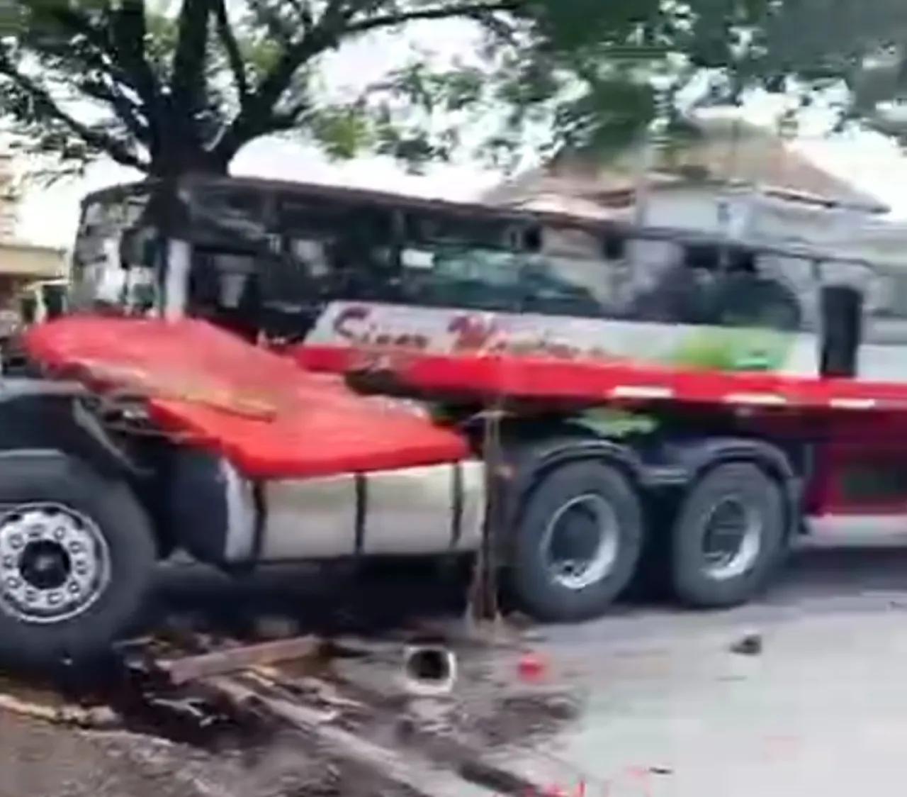 Hindari Kendaraan di Depannya, Truk Bermuatan Plat Baja 52 Ton Kecelakaan di Pantura Rembang