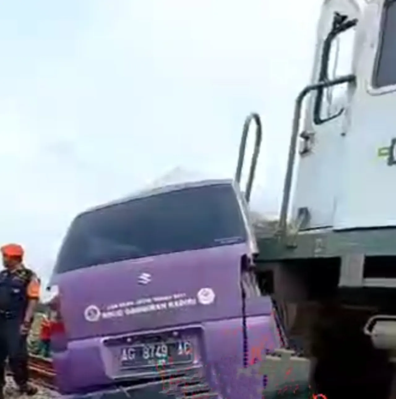 Usai Antar Jenazah, Ambulans RSUD Gambiran Kediri Ditabrak KA, Sopir Tewas