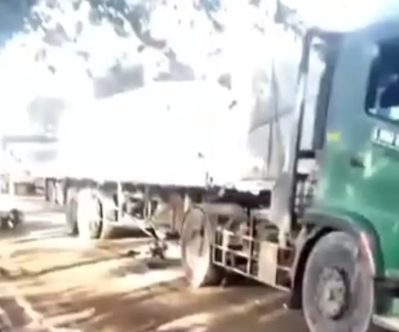 Hindari Lubang di Jalan, Pemotor Tewas Tertabrak Truk di Jember