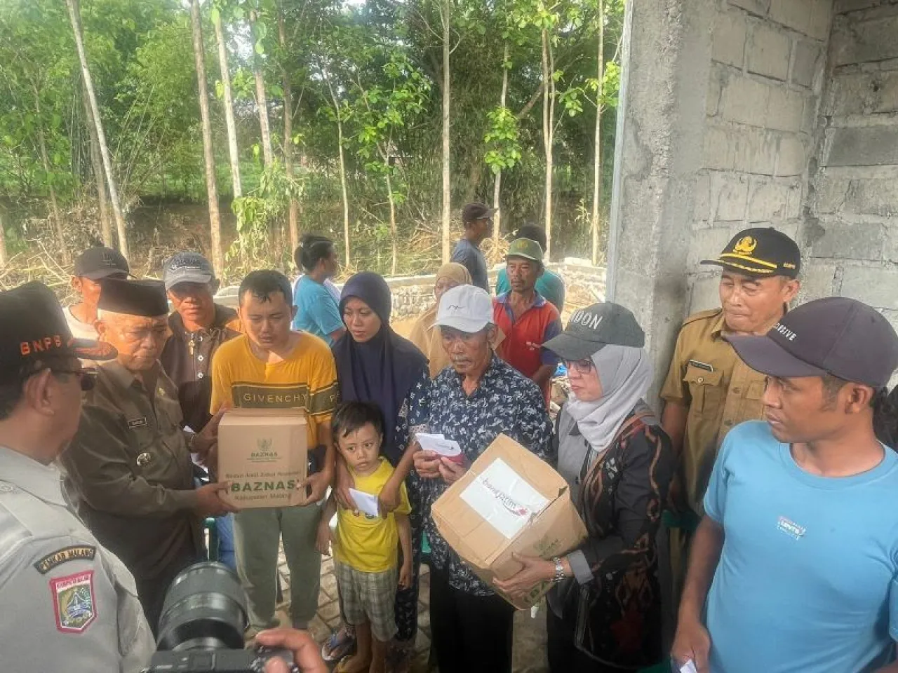 Bank Jatim Bantu Korban Banjir Malang Selatan