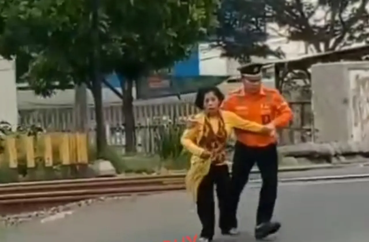 Petugas  Selamatkan Wanita yang Mau Bunuh Diri di Rel Kereta Api Citarik