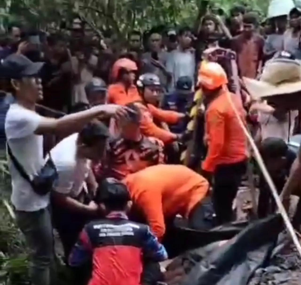 Diduga Hirup Gas, Tiga Orang Tewas Dalam Sumur