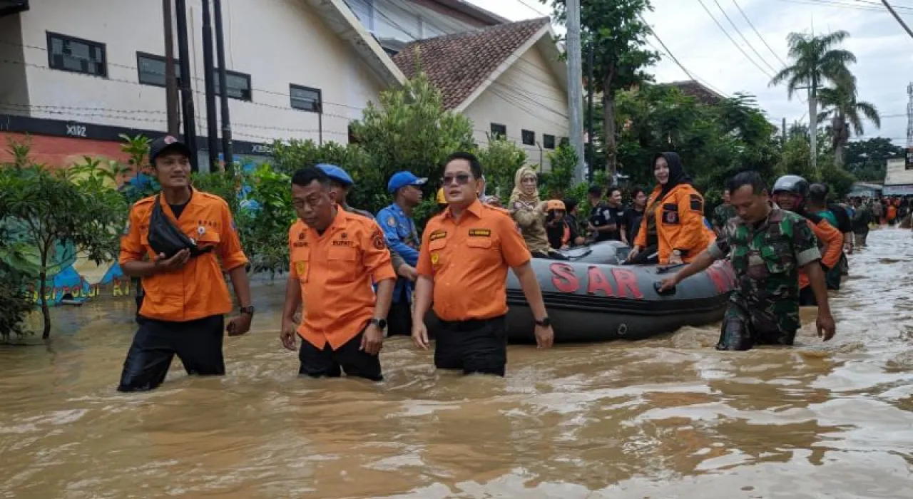 Tinjau Banjir Ponorogo, PJ Gubernur Jatim Percepat Perbaikan Tanggul Sungai Jebol