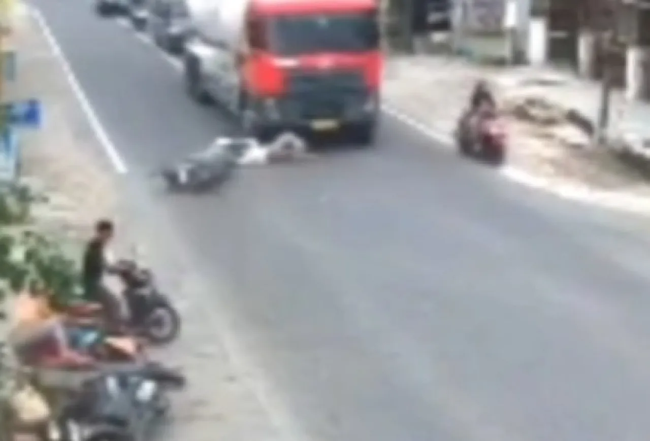 Senggolan dengan Motor Lain, Pemotor Nyaris Terlindas Truk