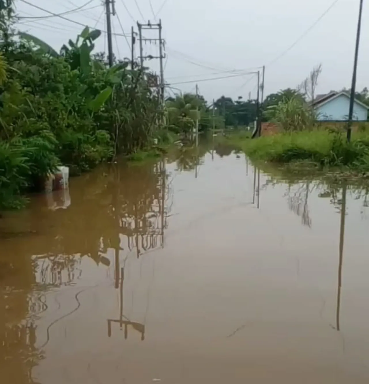 Hujan Deras Picu Banjir di Perumahan Al-Ghony Tanah Mas Indah, Warga Resah