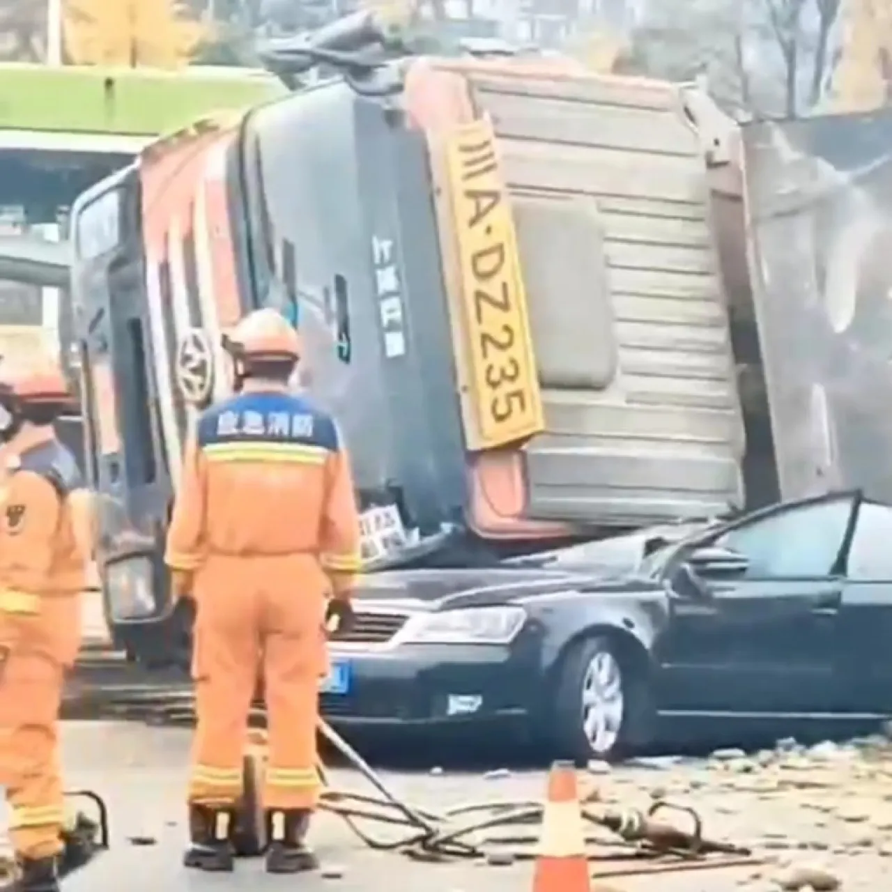 Dump Truck Tindih Minibus, 2 Orang Tewas