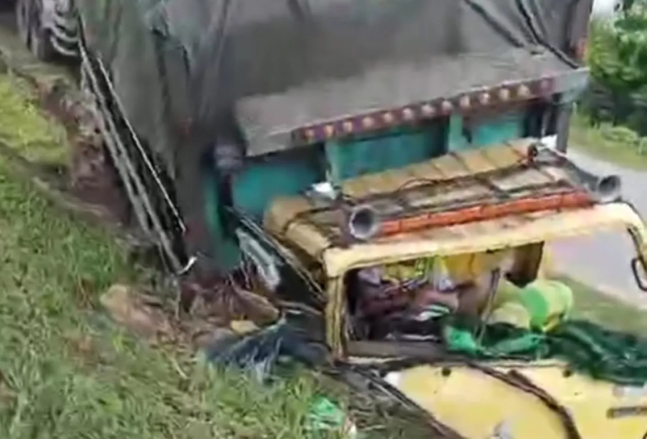 Sopir Truk Terjepit di Kecelakaan Tunggal di Lingkar Selatan