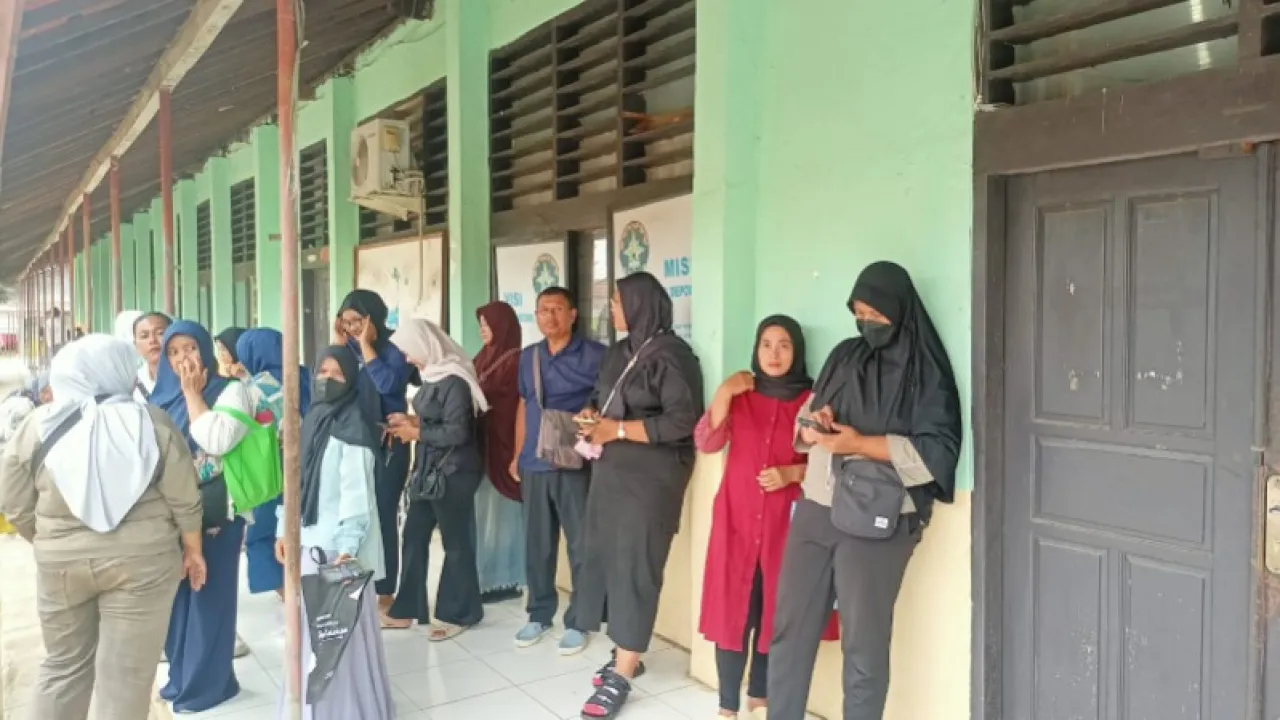 Siswa saat ingin mengambil ijazah di SMKN 3 Depok. Foto: Fachry