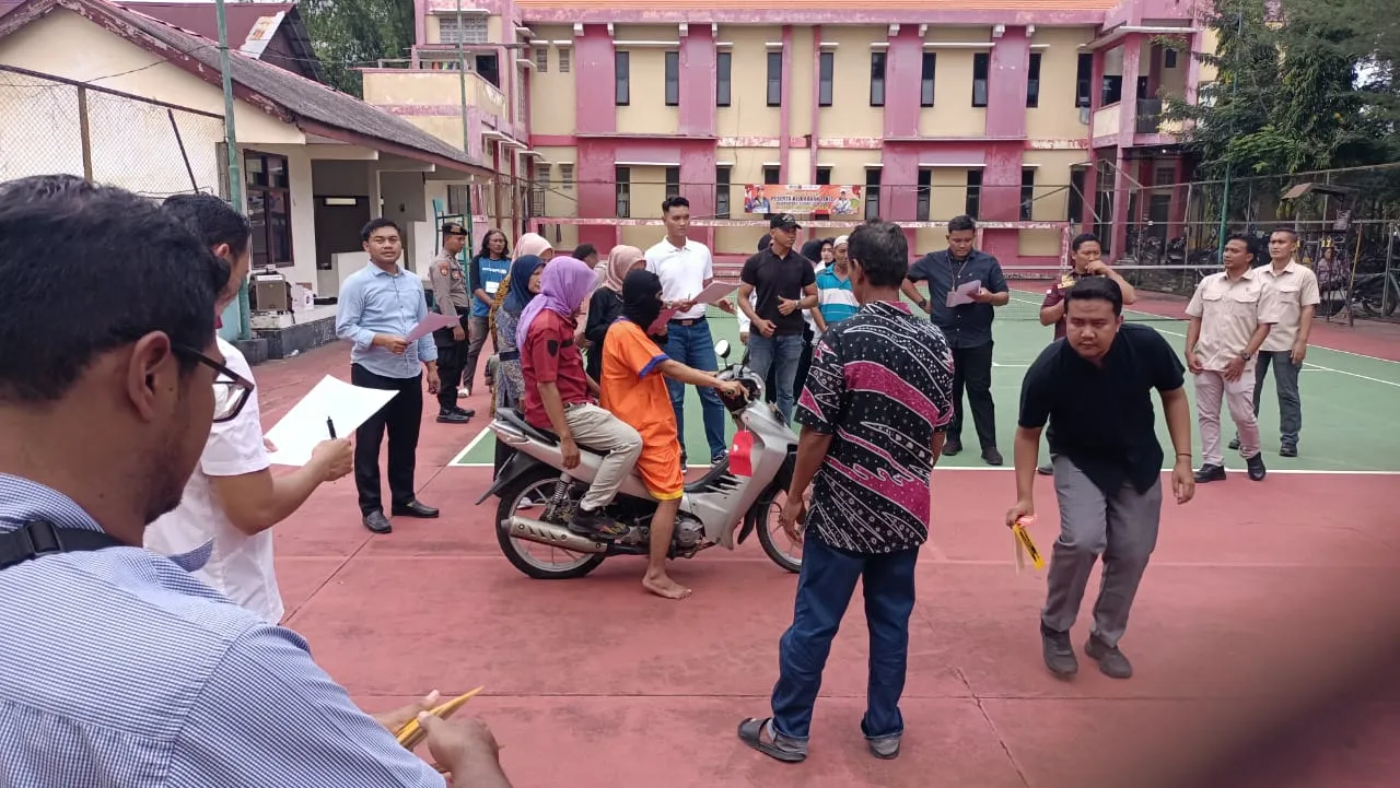 Polres Lamongan Gelar Rekonstruksi Pembunuhan di Depan Made Great