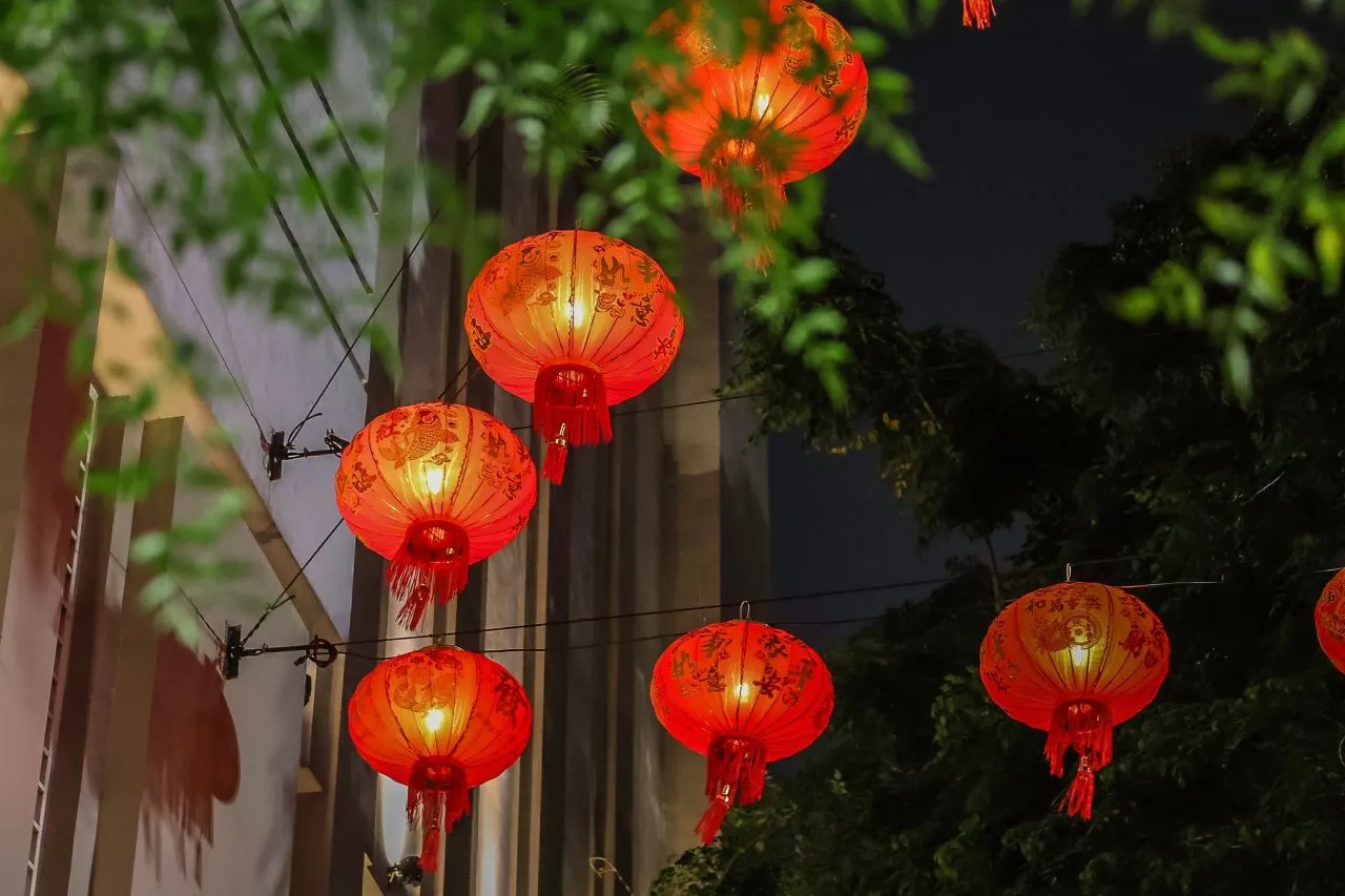 Pernak pernik lampion tahun baru imlek di Jalan Siola Surabaya