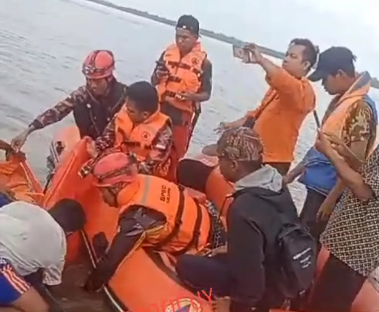 Kapal Pengangkut Pasir Tenggelam di Sungai Kapuas, Satu Korban Meninggal