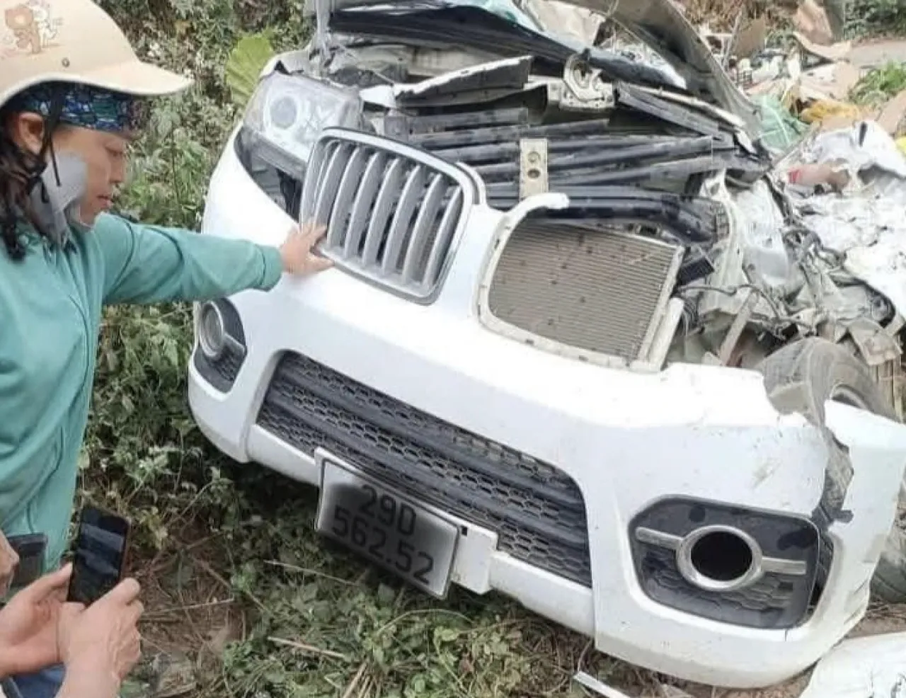 Tabrak Lubang, Mobil Mewah Lawan Arus, Tabrakan Tak Terelakkan