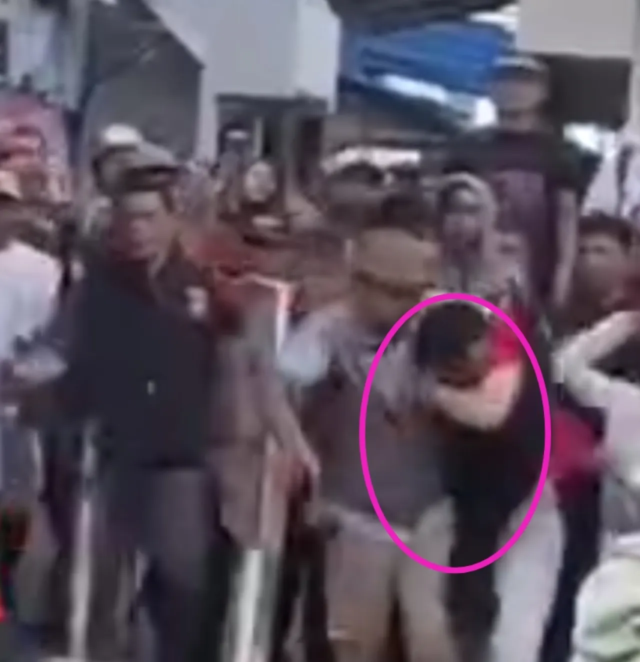 Sering Memalak Sopir Angkot, Preman Dihajar Warga
