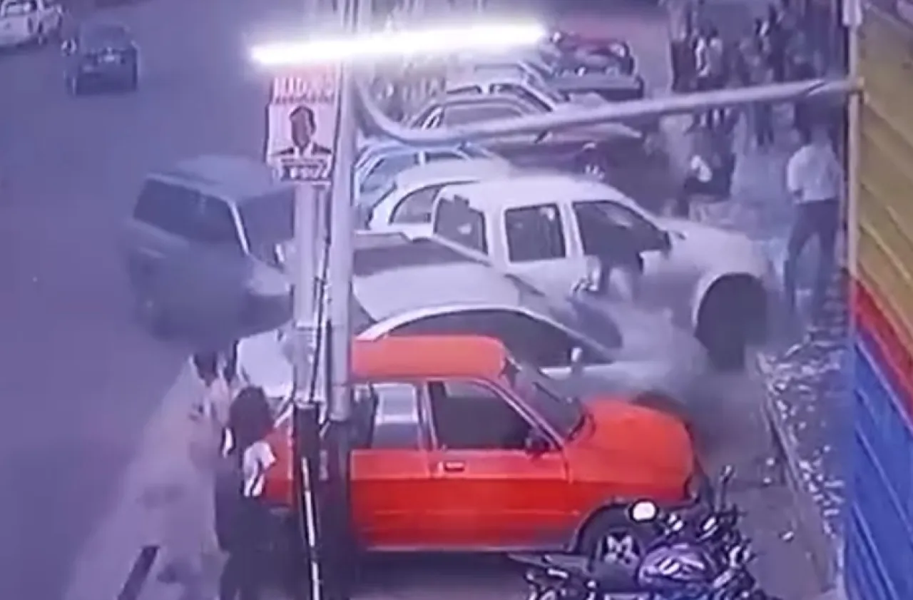 Diduga Panik, Emak-Emak Setir Mobl Tabrak 6 Kendaraan