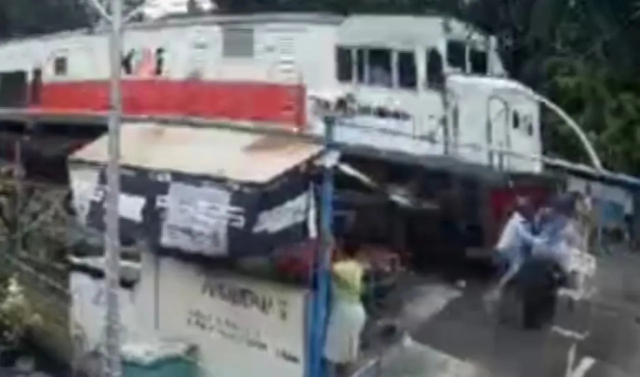 Ditabrak KA di Kawasan Gubeng Surabaya, Pengendara Motor Alami Luka di Kaki  