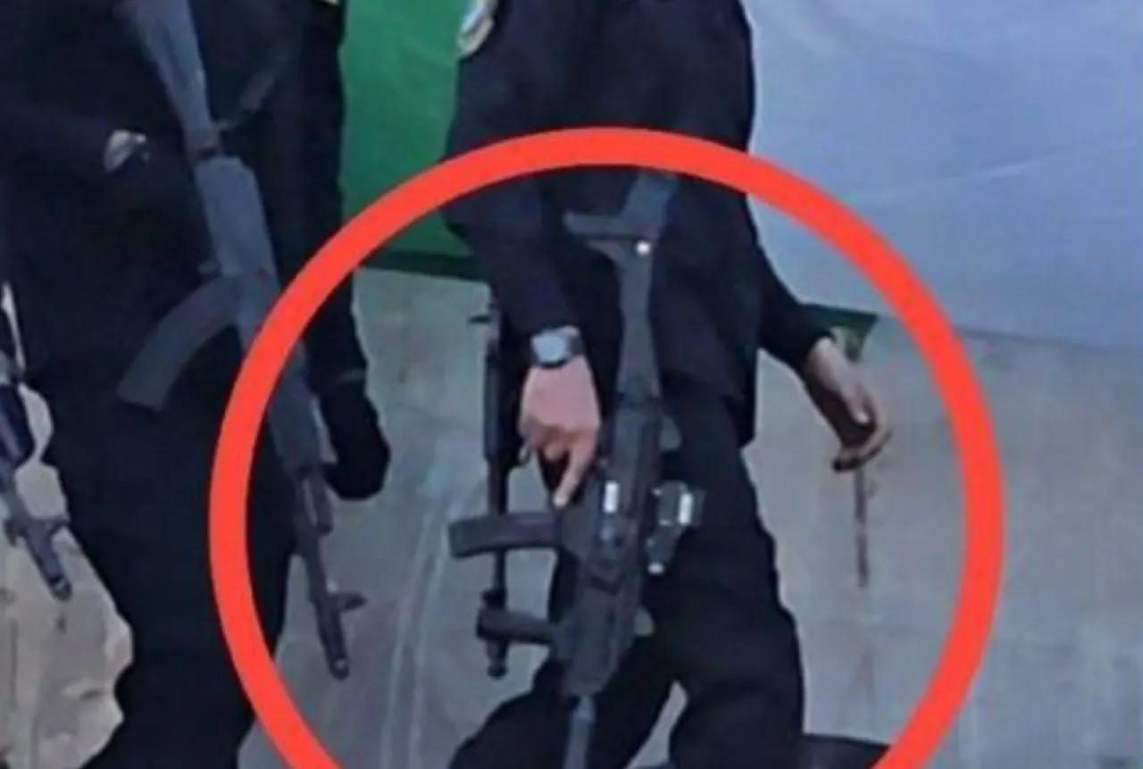 Hamas Pamer Senjata Rampasan dari Israel saat Tukar Tawanan di Gaza, Ini Penampakannya