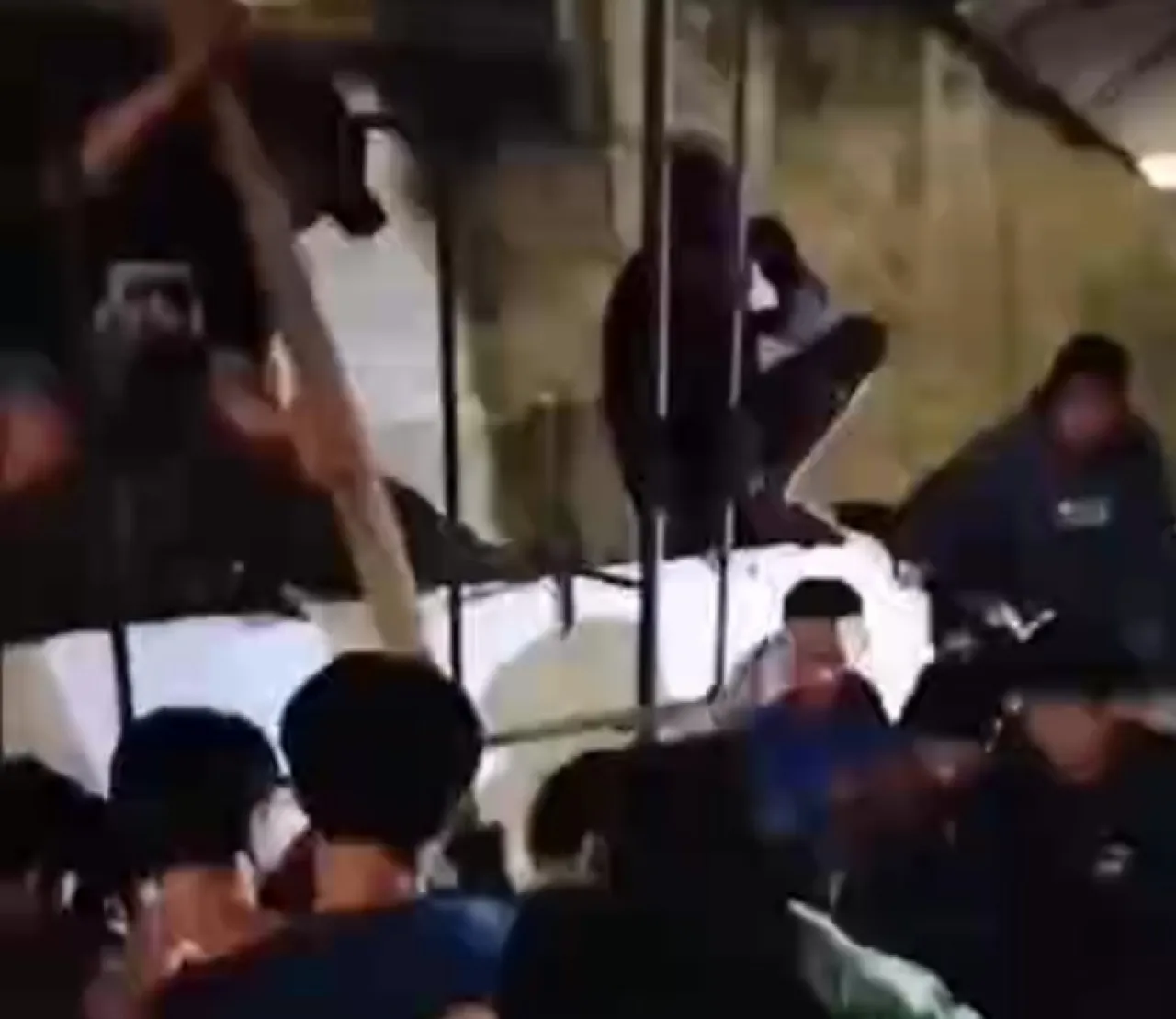 Maling Jatuh dari Genteng lalu Dihajar Warga