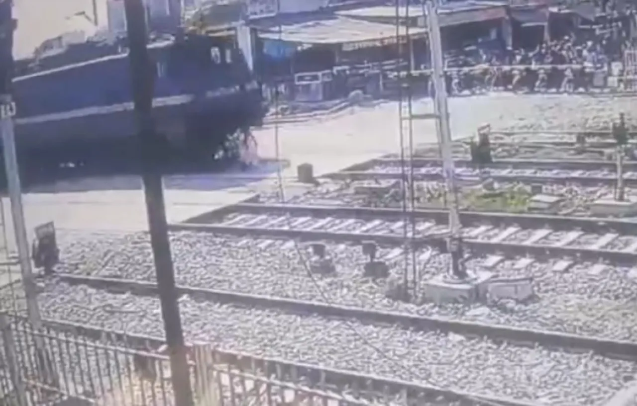 Terobos Perlintasan Kereta yang Ditutup, Pelajar Meninggal Ditabrak KA