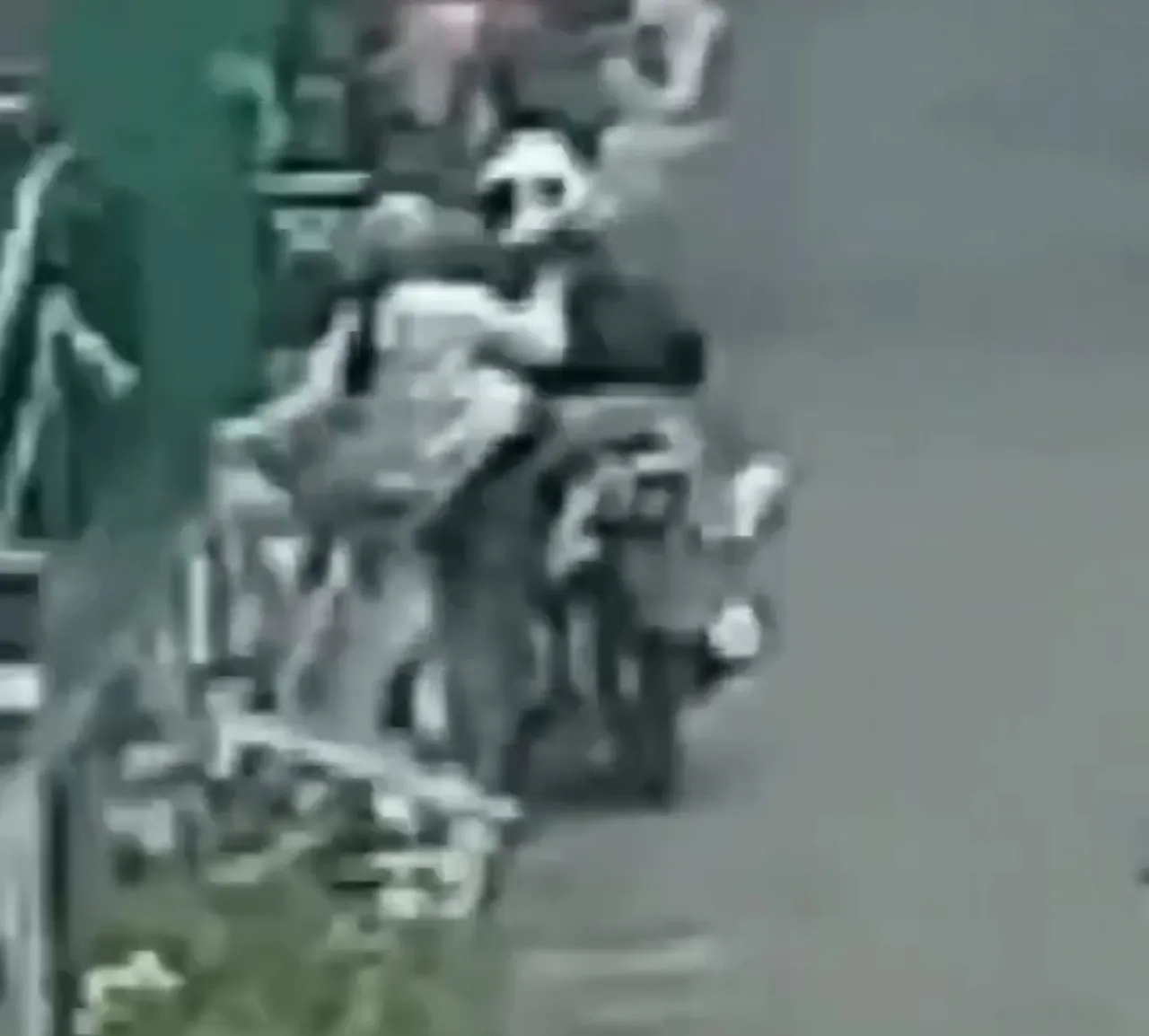 Sepasang Pria dan Wanita Terekam CCTV Buang Bayi di Musola di Malang