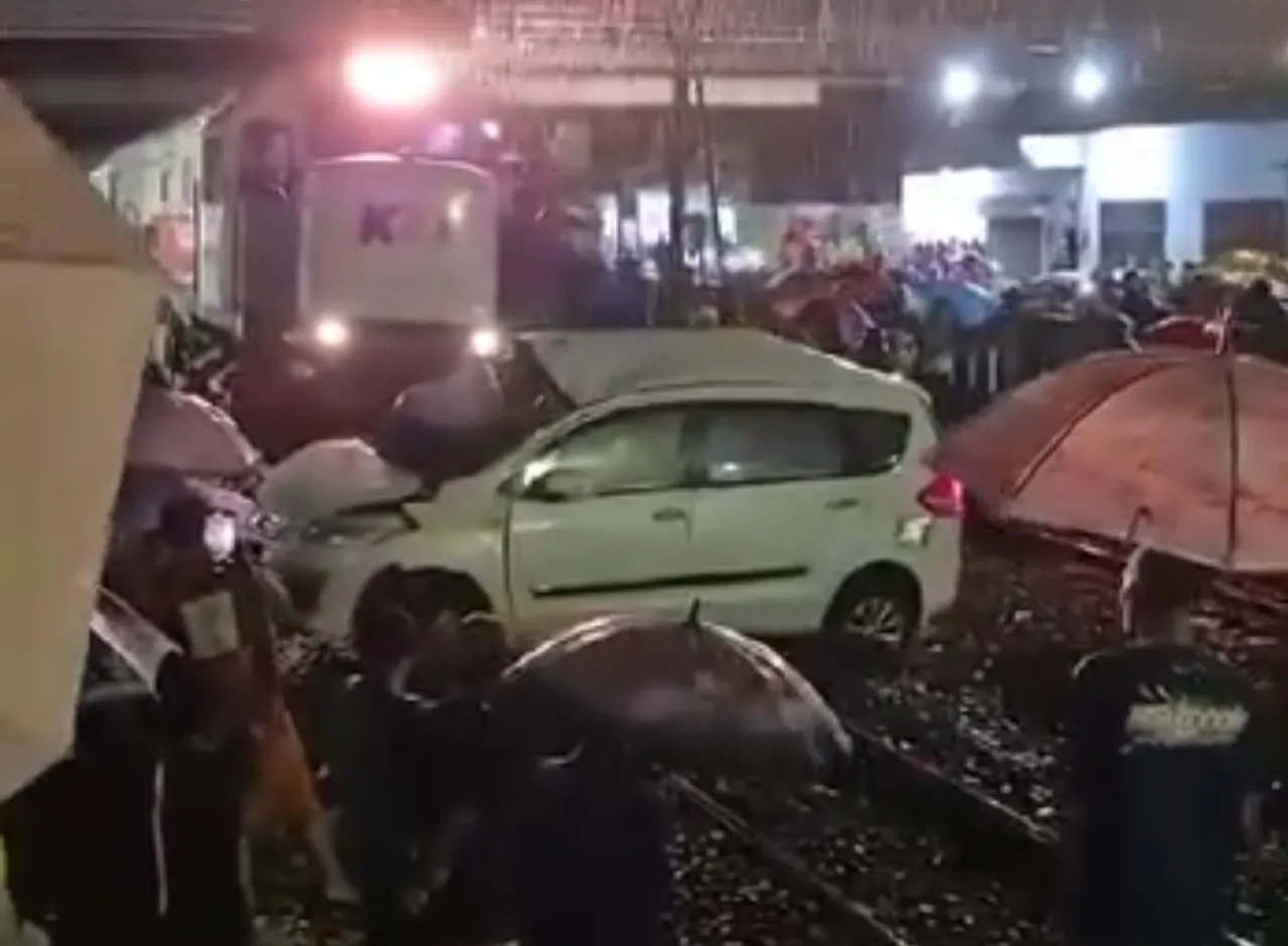 Ertiga Ditabrak Kereta di Perlintasan Asemrowo Surabaya, Semua Penumpang Selamat karena Loncat