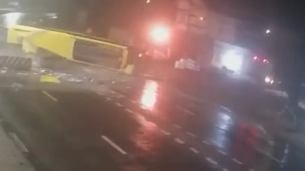 Kehilangan Kendali, Bus Terguling dan Tabrak Median Jalan