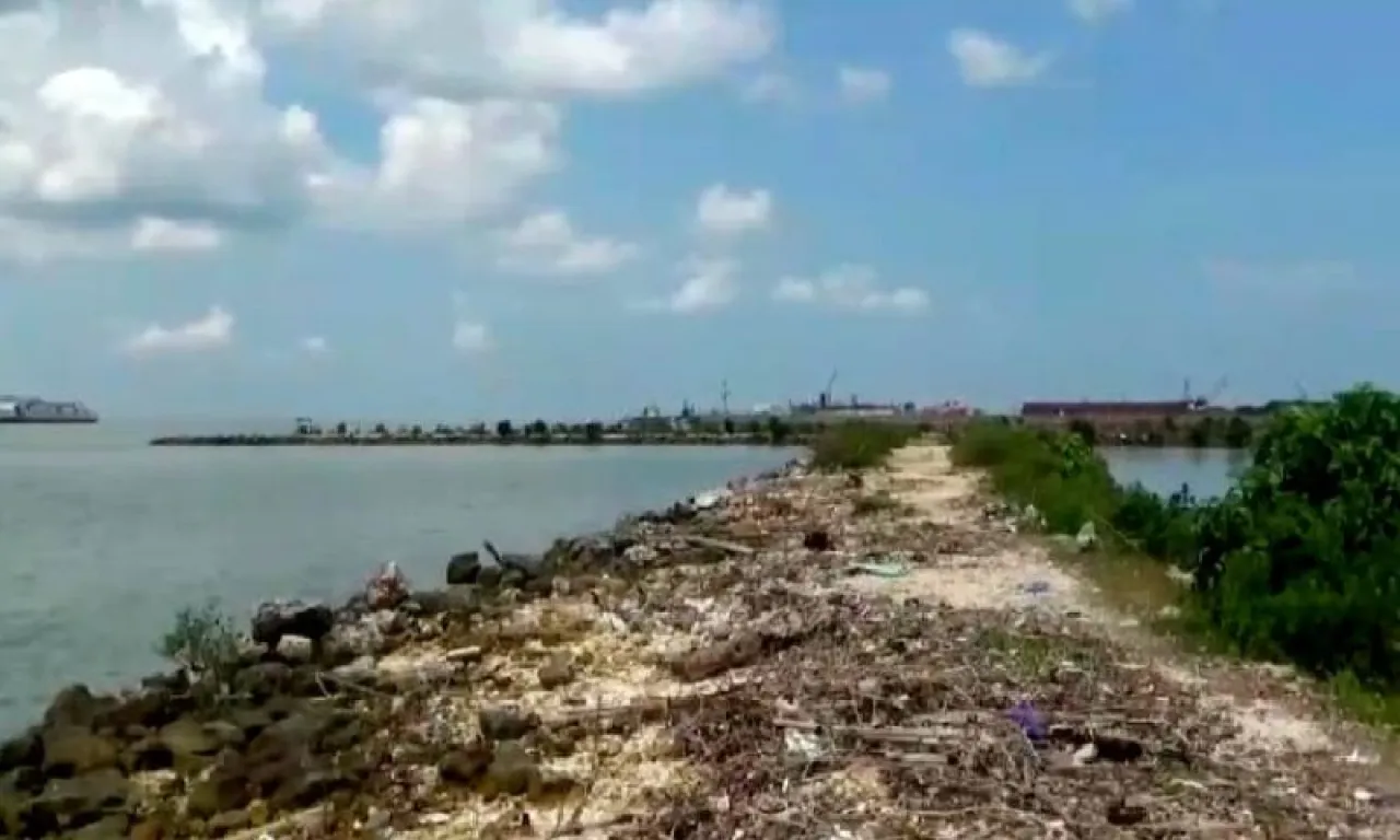 Milik Siapa Pagar Laut di Perairan Selat Bangkalan yang Ganggu Aktivitas Nelayan?