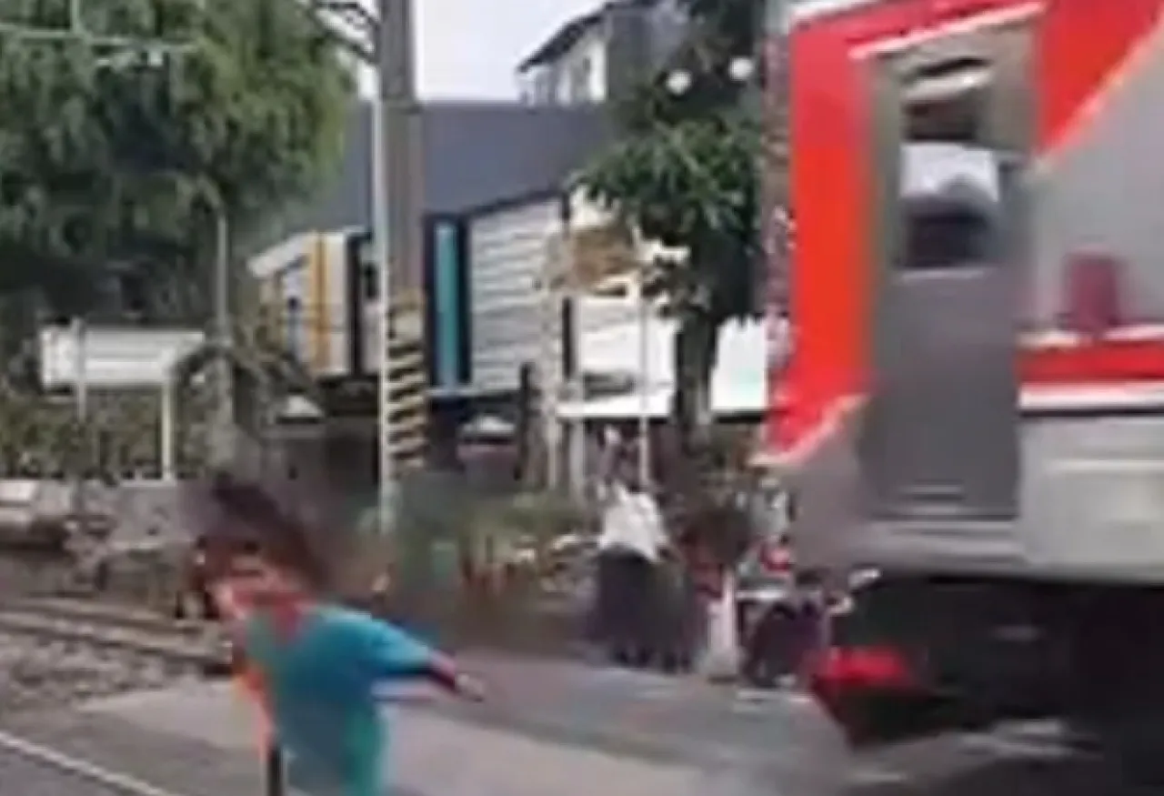 Bocah Hampir Tertabrak Kereta di Perlintasan Gang Sentiong