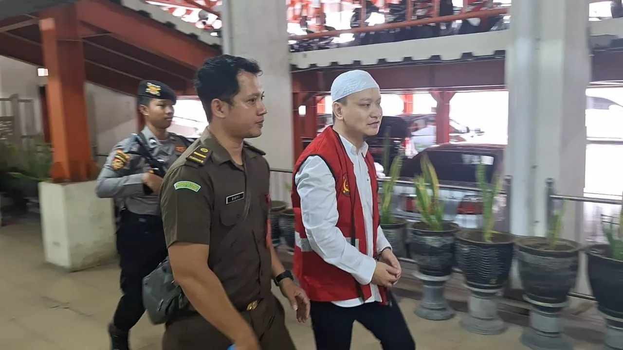 Terdakwa Ivan Sugiamto Kenakan Peci Putih Saat Tiba di PN Surabaya