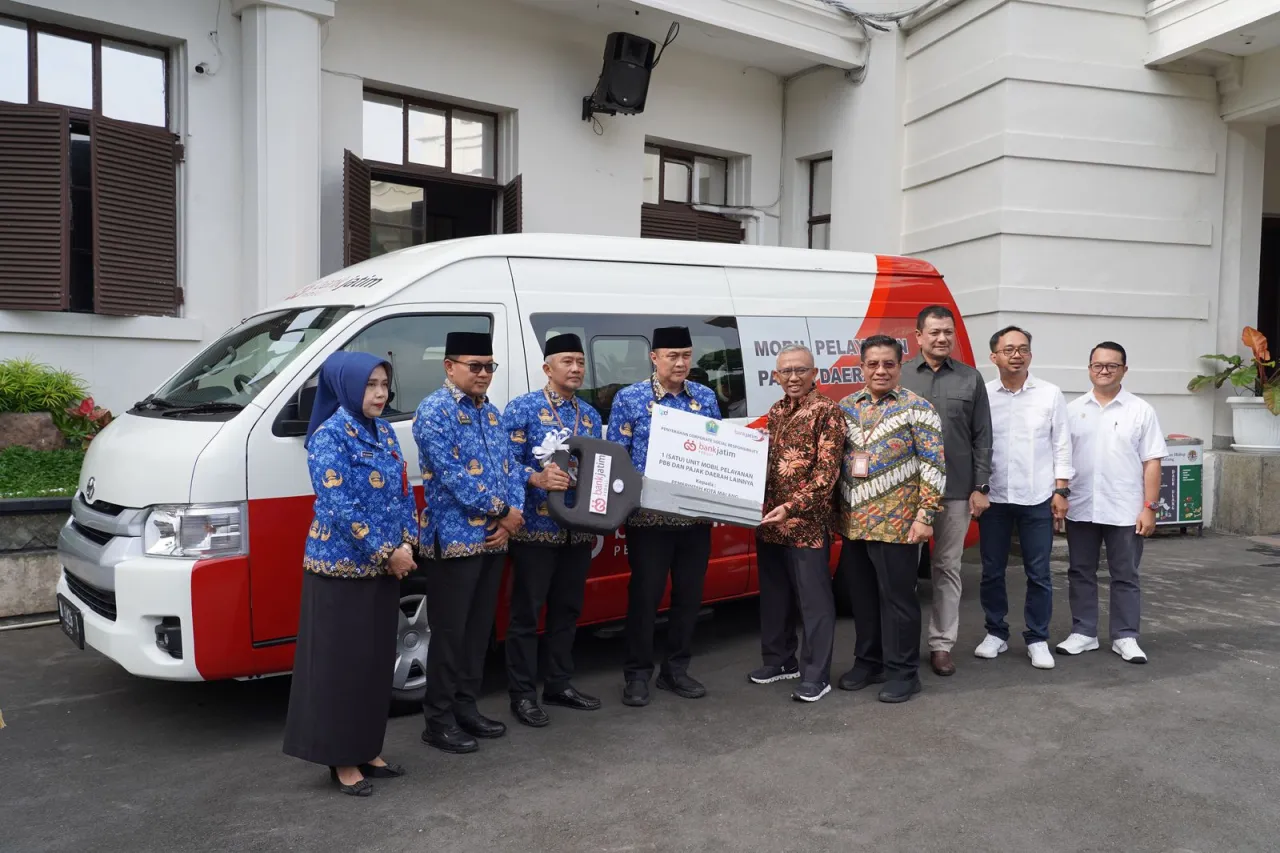 Bank Jatim Serahkan CSR ke Pemkot Malang dan Pemkab Tulungagung