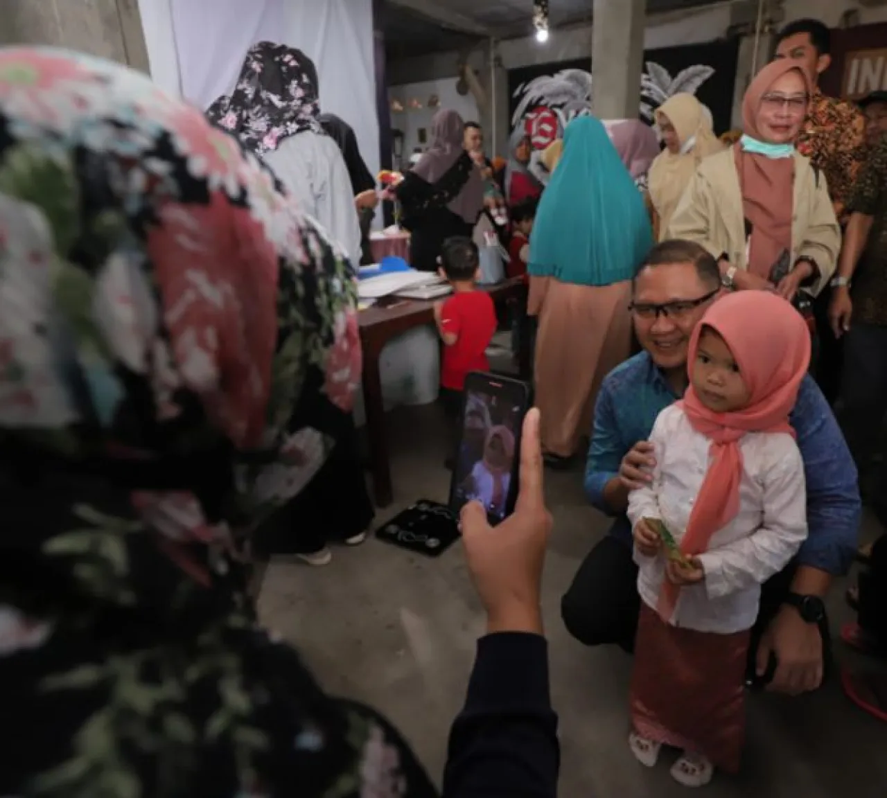 Pj Wali Kota Batu, Aries Agung Paewai saat berinteraksi bersama masyarakat di Posyandu. Foto: Suprianto