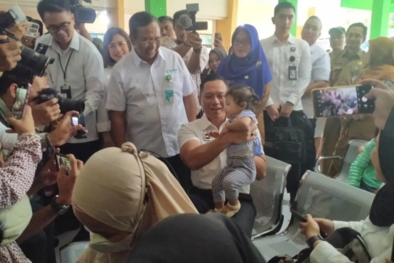 Tinjau Langsung Cek Kesehatan Gratis di Depok, AHY Pastikan Program Berjalan Optimal