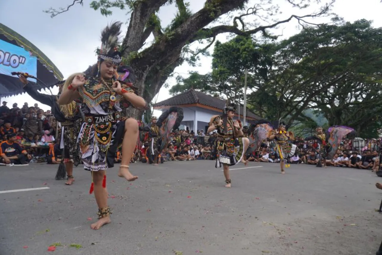 3.020 Pengunjung Padati Telaga Ngebel Ponorogo, Saksikan Antraksi Jaranan Nogo Pertolo