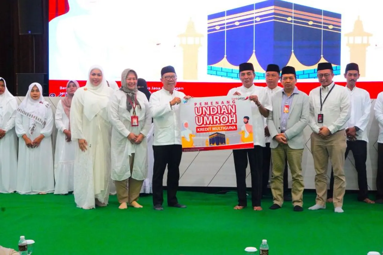 Bank Jatim Lepas Jamaah Umrah Pemenang Undian Kredit Multiguna